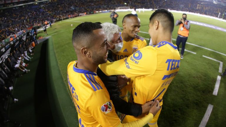 Jugadores de Tigres se 'burlaron' del Tuca por llanto tras ovación de afición: 'Quiere llorar'