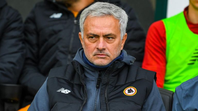 Mourinho dirigiendo a Roma ante Venezia en la Serie A