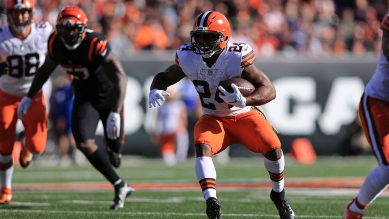 Nick Chubb en duelo los Browns