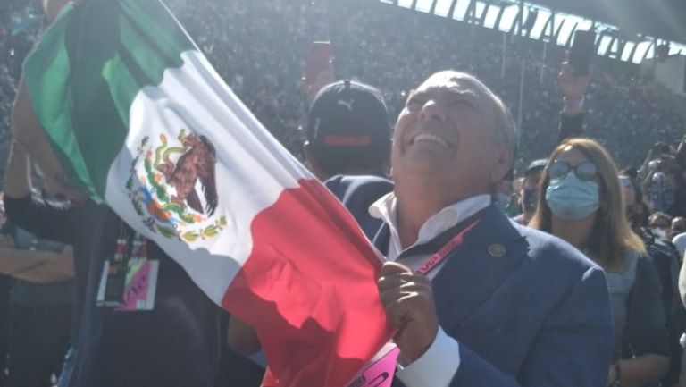 Papá de Checo Pérez festejando podio de su hijo