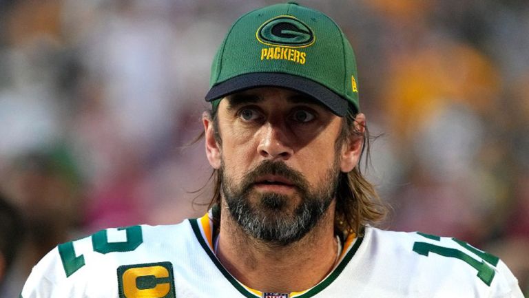 Aaron Rodgers se lamenta en un juego