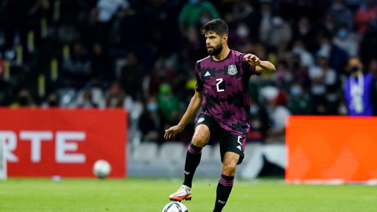 Néstor Araujo durante un partido con el Tri