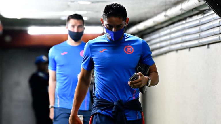 Jesús Corona, de Cruz Azul, portando cubrebocas