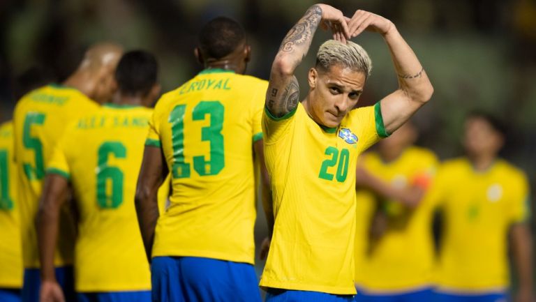 Antony Matheus dos Santos celebra con la Selección de Brasil