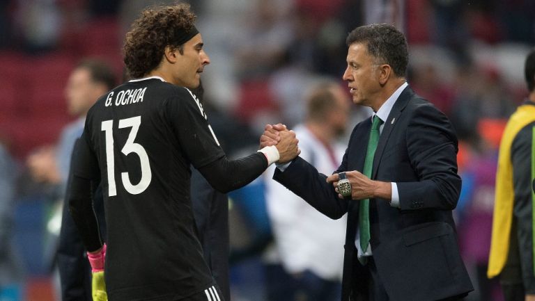 Guillermo Ochoa en saludo con Juan Carlos Osorio