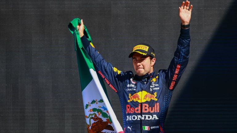 Checo Pérez festejando podio en el GP de México