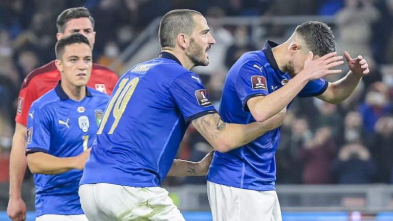 Bonucci alentando a Jorginho tras fallar el penalti ante Suiza