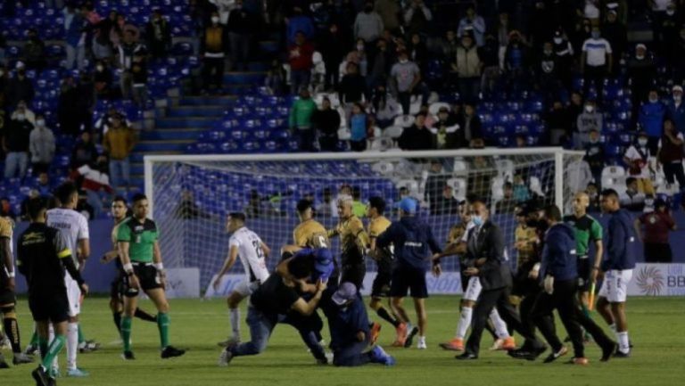 Invasión en el Miguel Alemán Valdés tras el Celaya 2-2 Dorados