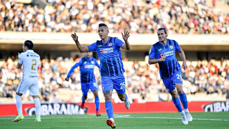 Alvarado y Giménez celebran gol vs Pumas