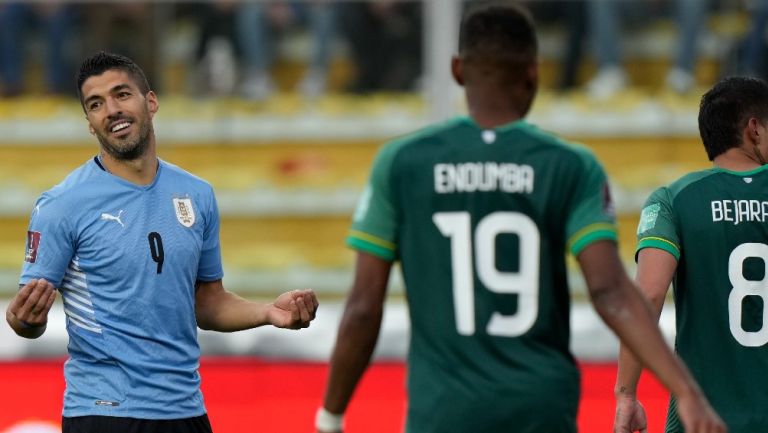 Luis Suarez reacciona durante juego ante Bolivia
