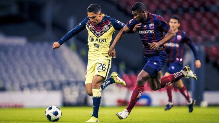 Salvador Reyes en acción ante Atlante