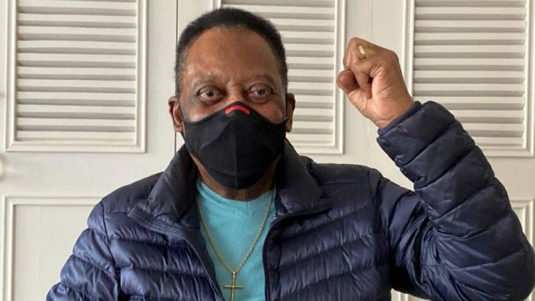 Pelé declarando en redes sociales que se siente cada día mejor