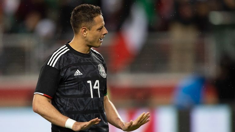 Javier Hernández durante un partido con el Tri