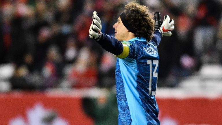 Guillermo Ochoa durante partido con el Tri ante Canadá