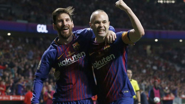 Messi e Iniesta durante un duelo con el Barcelona 