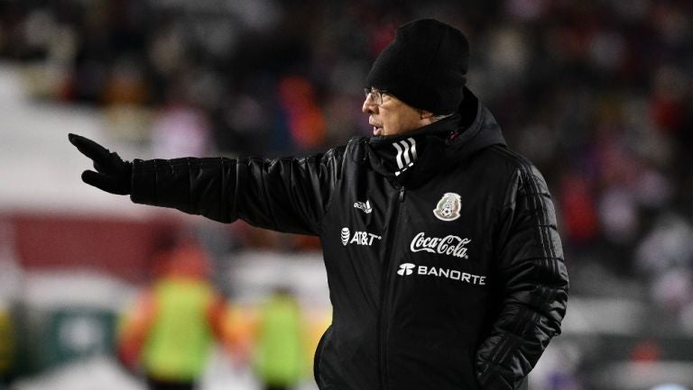 Gerardo Martino durante un partido con México