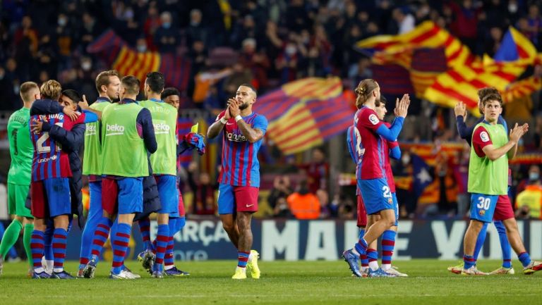 Jugadores del Barcelona celebran la victoria