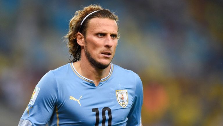 Diego Forlán jugando partido con la Selección de Uruguay