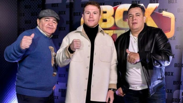 Canelo Álvarez y su equipo en los 15 años de Box Azteca