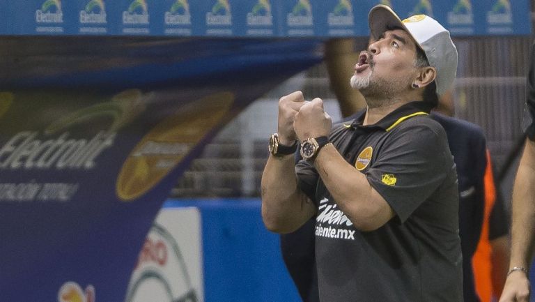 Diego Armando Maradona festejando gol de Dorados