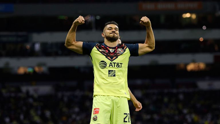 Henry Martín festeja un gol con América