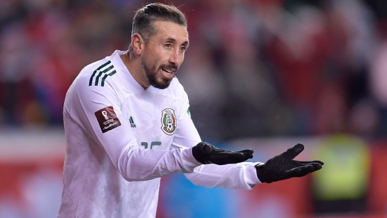 Héctor Herrera jugando con la Selección Mexicana