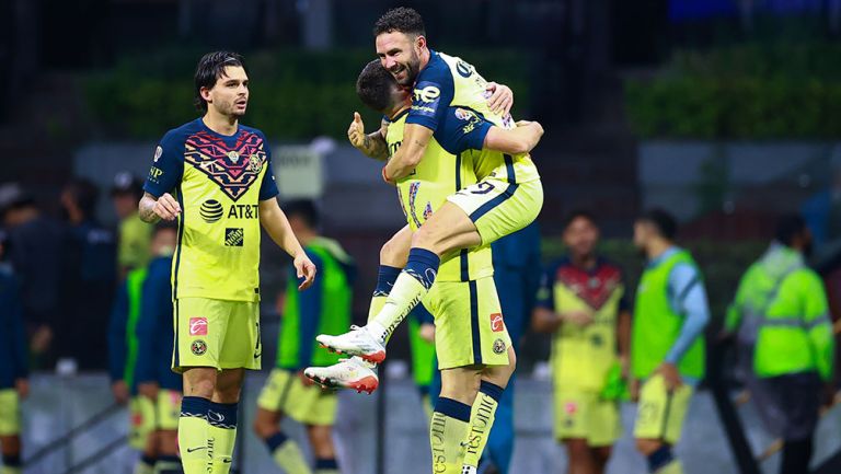 Jugadores de América festejan un gol en el Azteca 