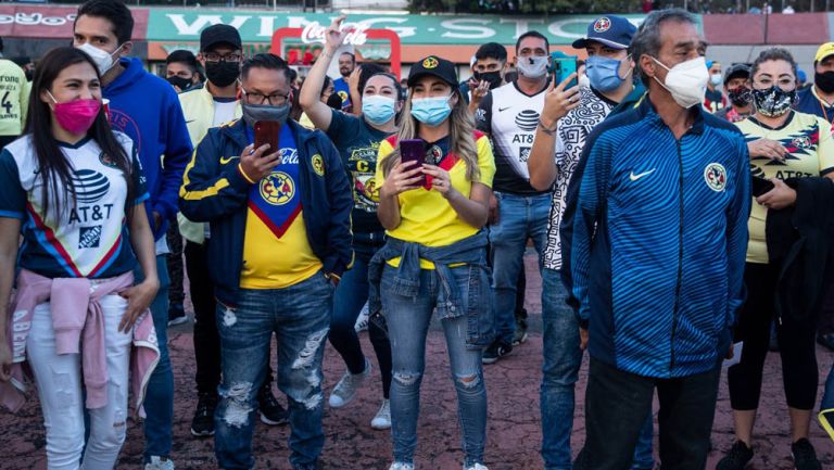 Seguidores de América a las afueras del Estadio Azteca 