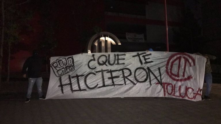 Hinchas del Toluca protestan con manta afuera del Nemesio Diez