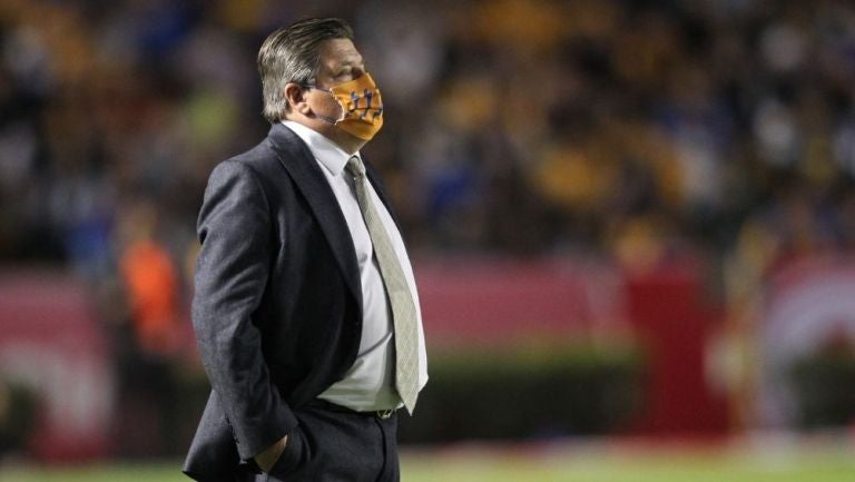 Piojo Herrera en el partido con Tigres 