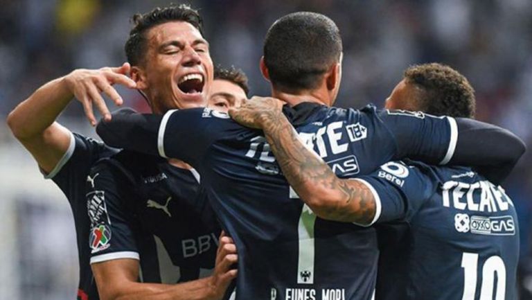 Jugadores de Rayados festejan una anotación