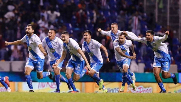 Jugadores de Puebla festejan el pase a la Liguilla