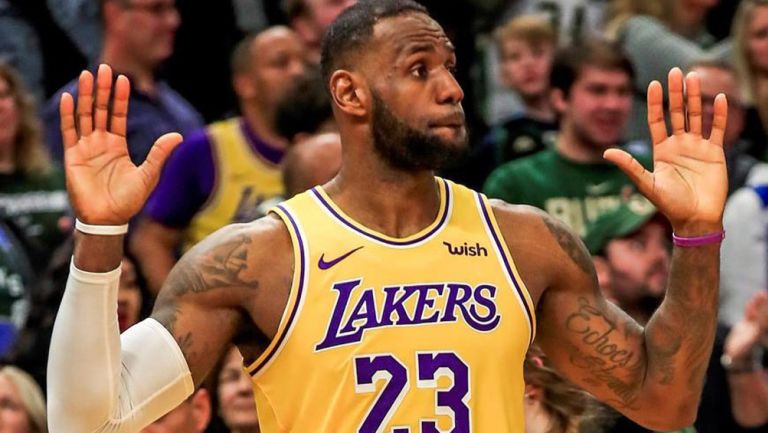 LeBron James durante un partido de los Lakers