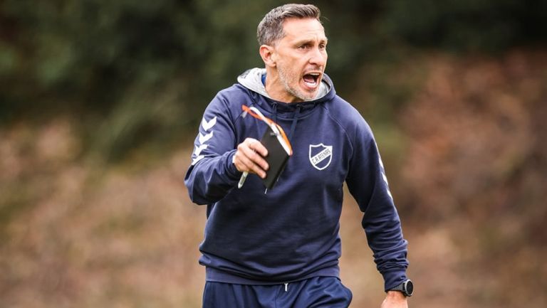 Chaco Giménez dirigiendo entrenamiento del Atenas de Uruguay