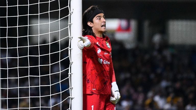 Carlos Acevedo durante un partido con Santos