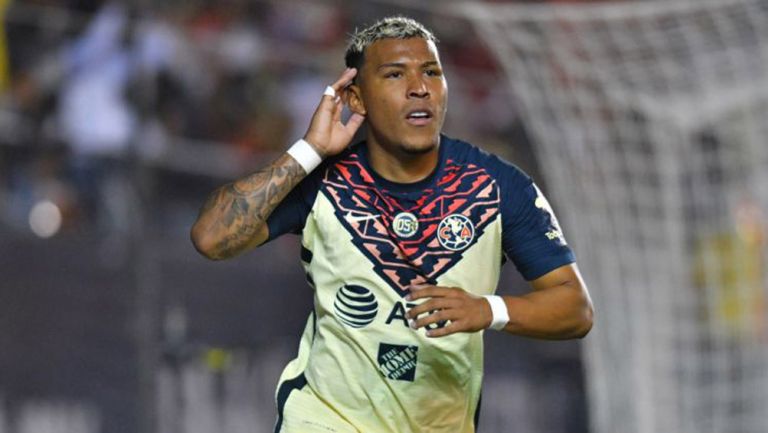 Roger Martínez celebra un gol con América