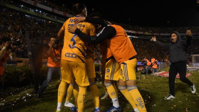 Aficionado celebró con los jugadores el segundo gol de Tigres