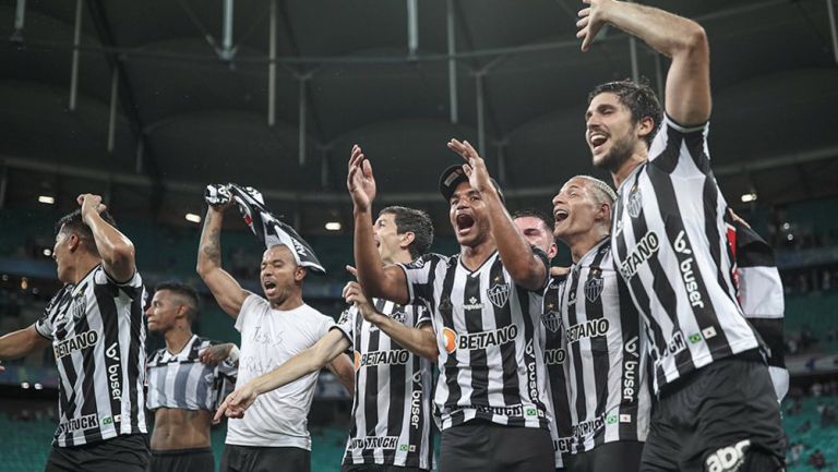 Jugadores del Atlético Mineiro festejando campeonato en Brasil