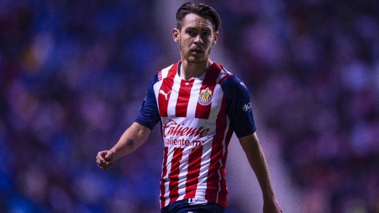 Canelo Angulo jugando con las Chivas en la Liga MX