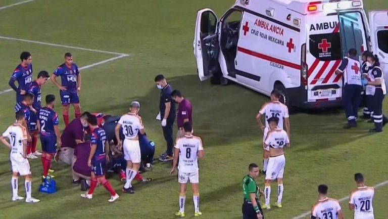 Liga de Expansión: Juan Angulo salió en ambulancia tras choque de cabezas en el Dorados vs Tepatilán