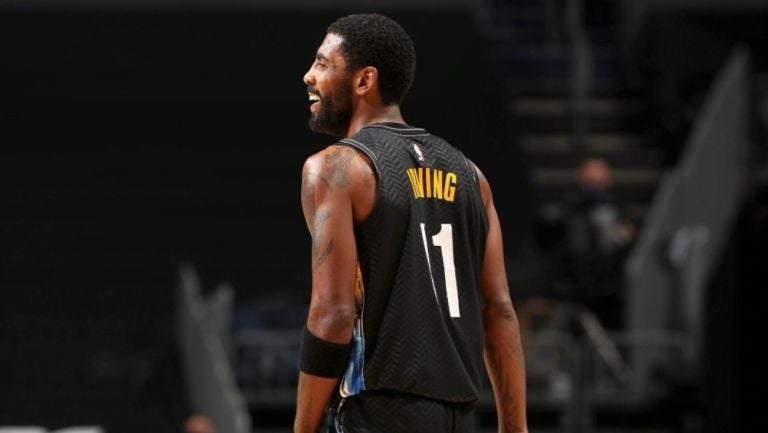 Kyrie Irving jugando partido con los Nets en la NBA