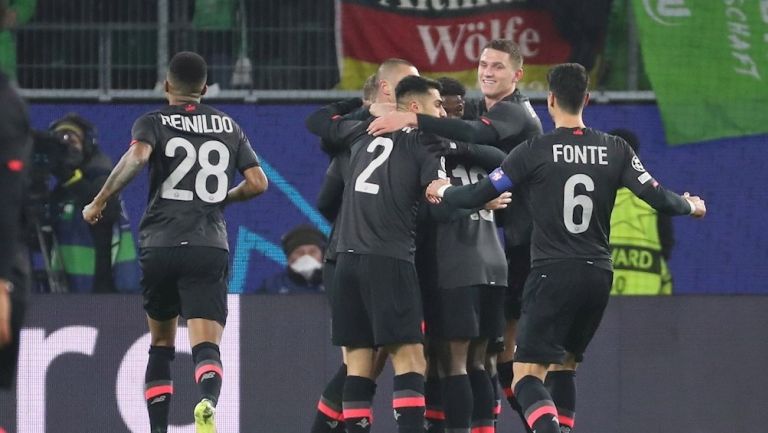 Jugadores del Lille festejan gol ante el Wolfsburgo