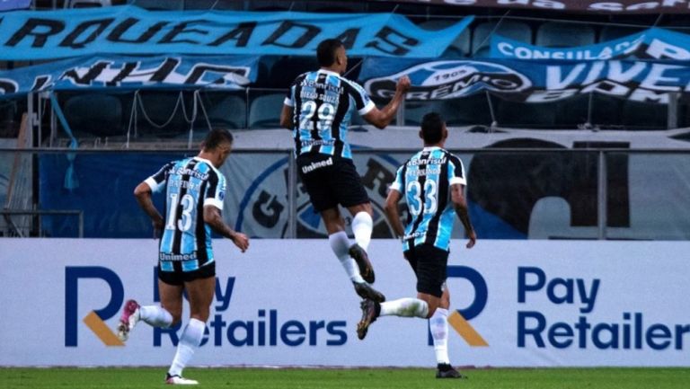 Gremio celebra anotación durante juego ante el Atlético Mineiro