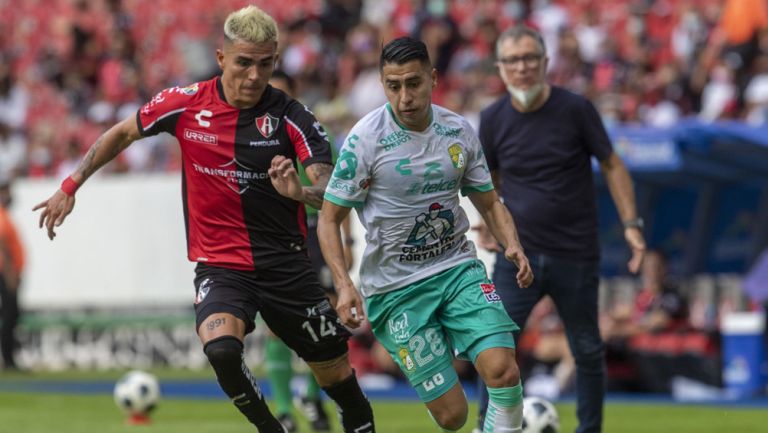 Reyes y Ramírez pelea un balón en un compromiso 