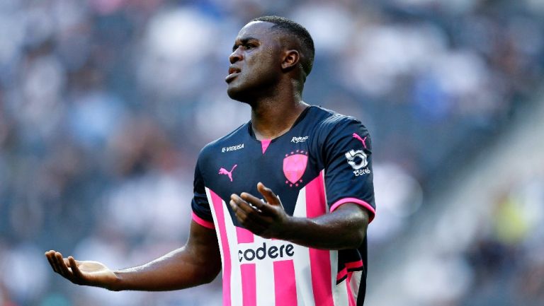 Joel Campbell jugando partido con Rayados en la Liga MX