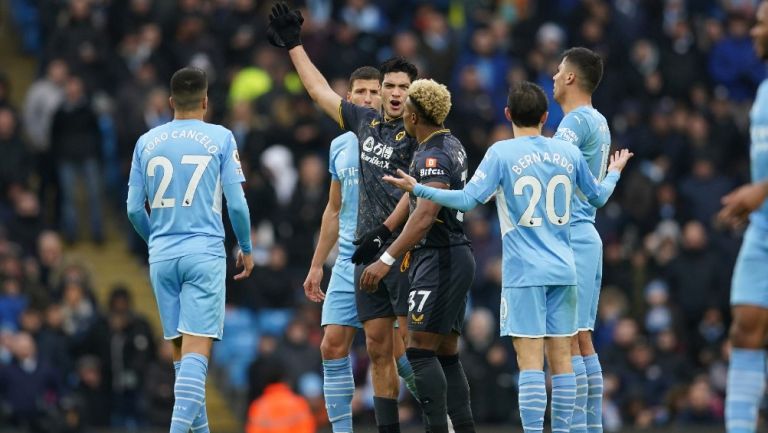 Raúl Jiménez reacciona durante juego contra el Manchester City