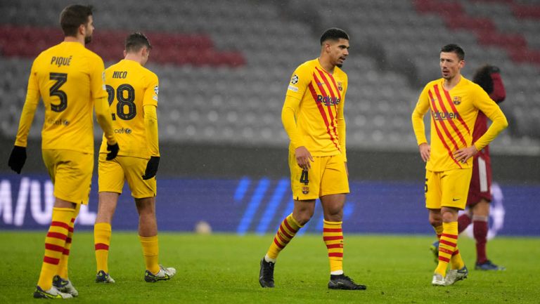 Jugadores del Barcelona tras la derrota contra el Bayern 