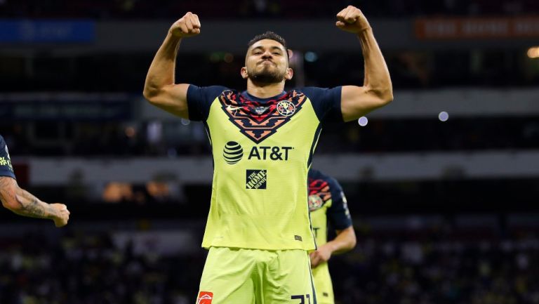 Henry Martín celebrando una anotación con América