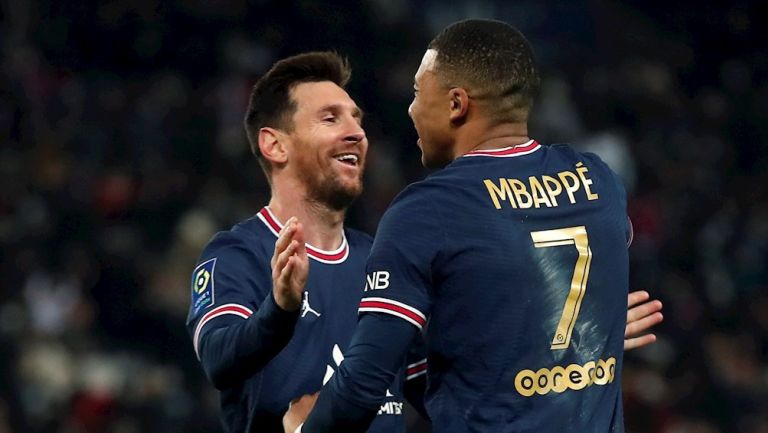 Messi y Mbappé festejando un gol con el PSG
