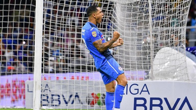 Yoshimar Yotún durante un partido con Cruz Azul